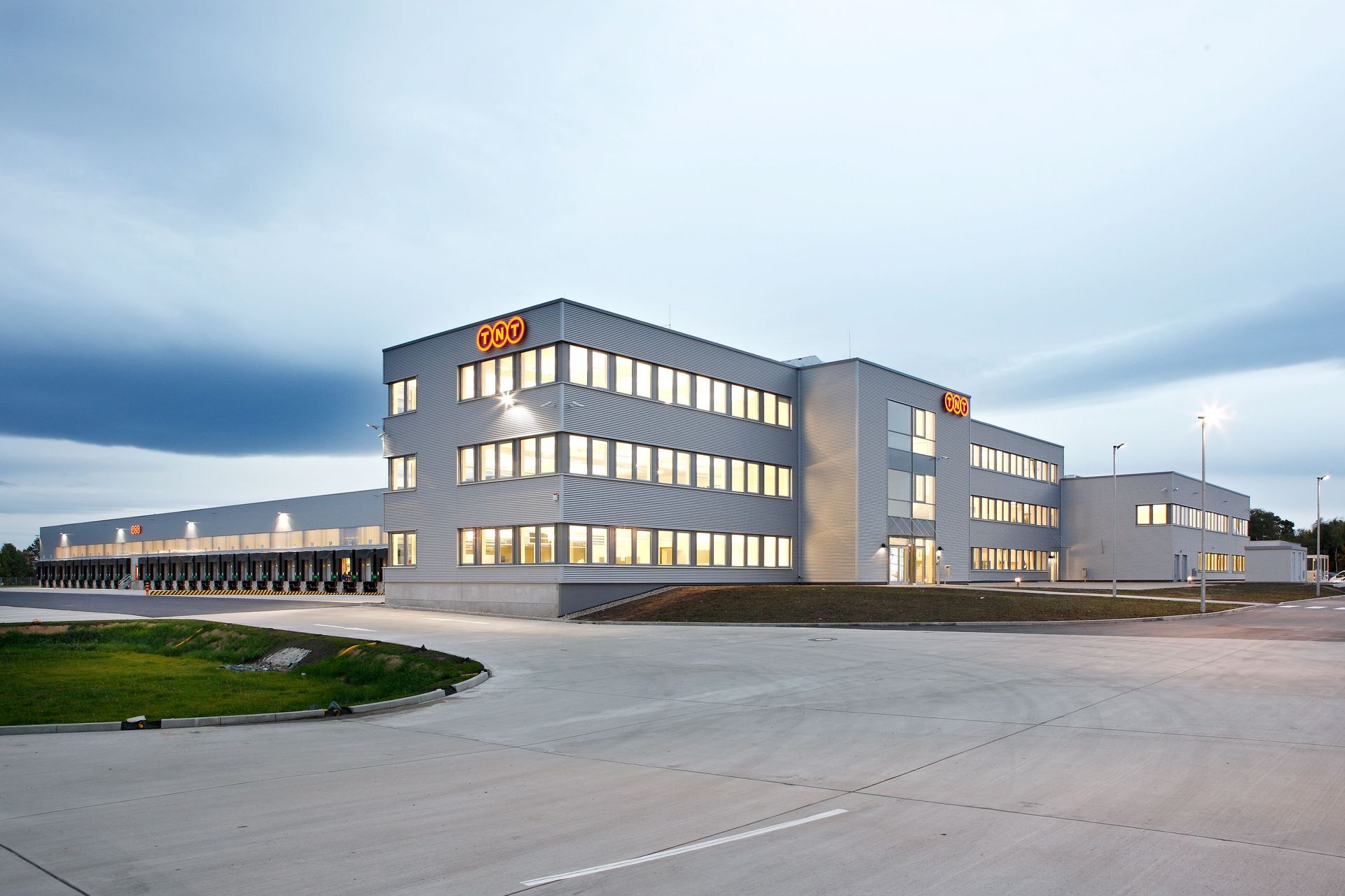 Logistikzentrum am Flughafen Hannover-Langenhagen, Niedersachsen von dem holländische Logistikunternehmen TNT Express- Außenansicht des Verwaltungsgebäudes und der Logistikhalle