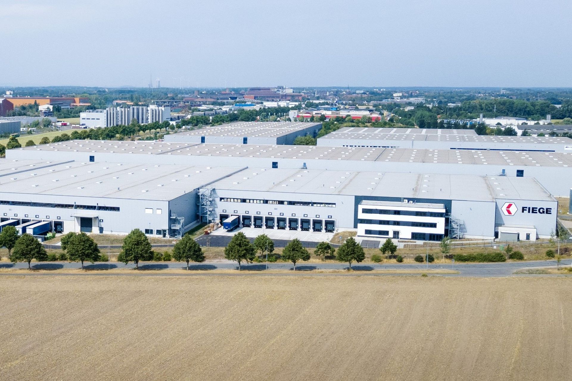 FIEGE Logistik Stiftung & Co. KG, Multi-User-Center in Peine Ost nahe Hannover, Niedersachsen  - Luftaufnahme 
