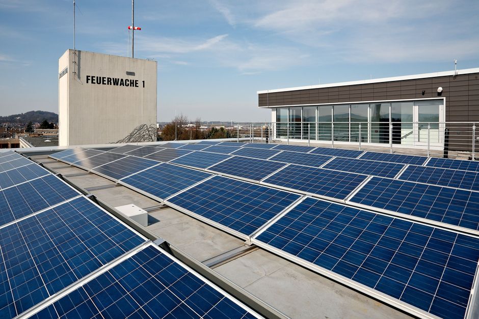 Feuerwache-Aachen, Nordrhein-Westfalen- Dachansicht von der Photovoltaikanlage