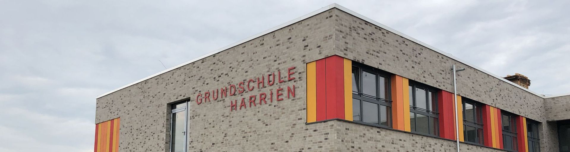 Grundschule Brake-Harrien -Neubau einer zweigeschossigen Grundschule mit Sporthalle in Brake -Außenansicht Schulgebäude in der Bauphase