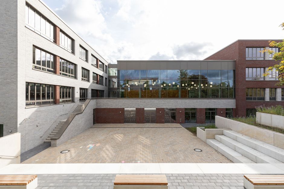 Astrid-Lindgren-Schule- Grundschule Monheim am Rhein, Nordrhein-Westfalen -Innenansicht des Innenhofes