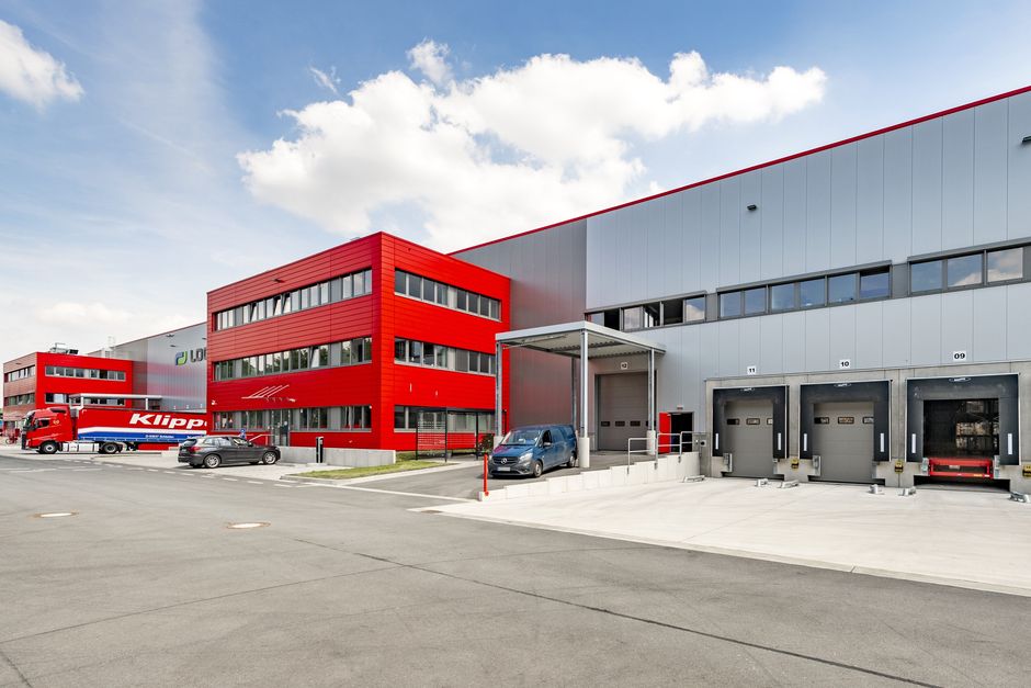 Logistikimmobilie der Alcaro Invest GmbH in Kerpen, Nordrhein-Westfalen- Außenansicht des Gebäudes welches nach dem „Log Plaza Konzept“ erbaut wurde