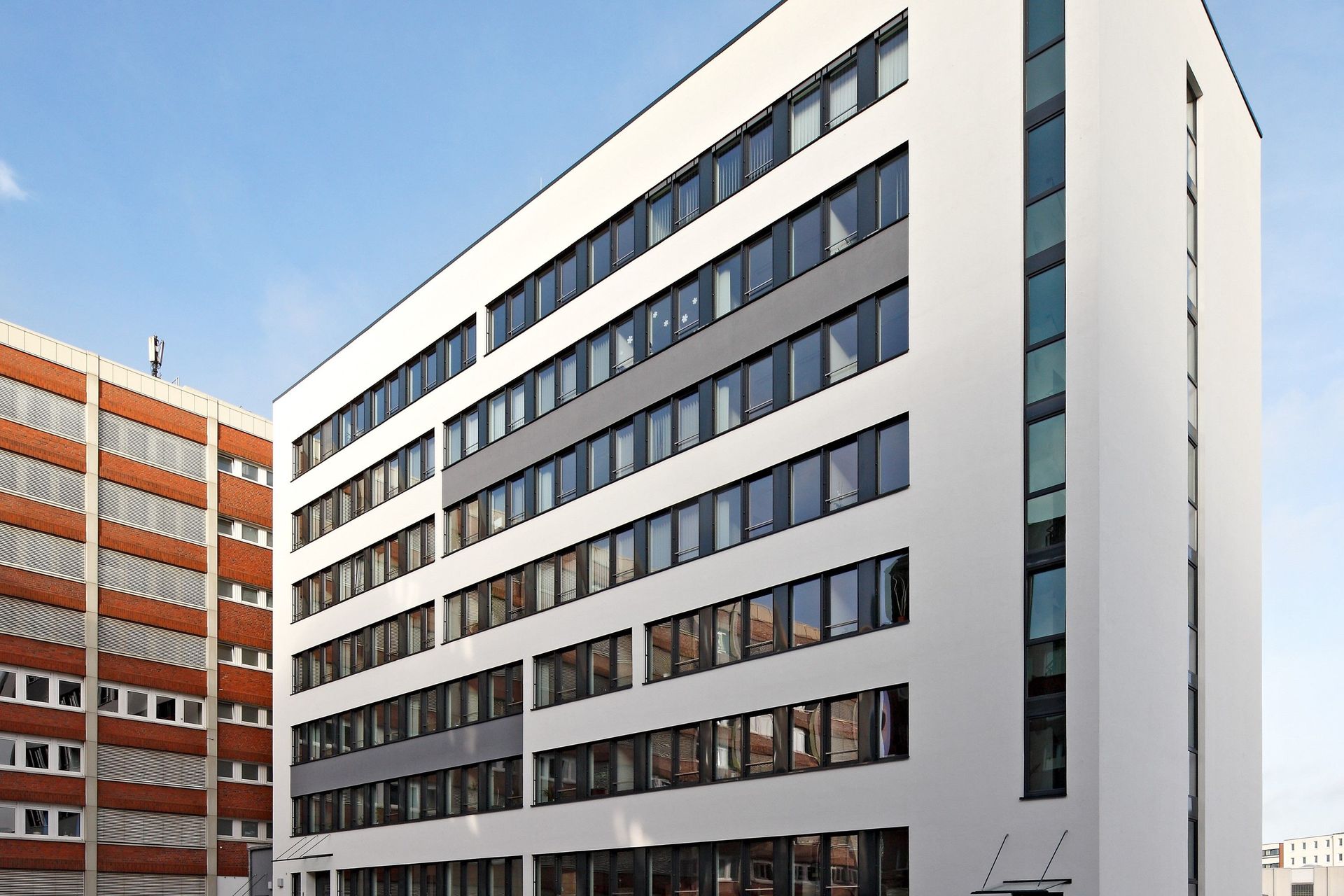 TÜV Nord Hamburg, Schleswig-Holstein- Außenansicht des achtgeschossigen Büro- und Verwaltungsgebäudes 