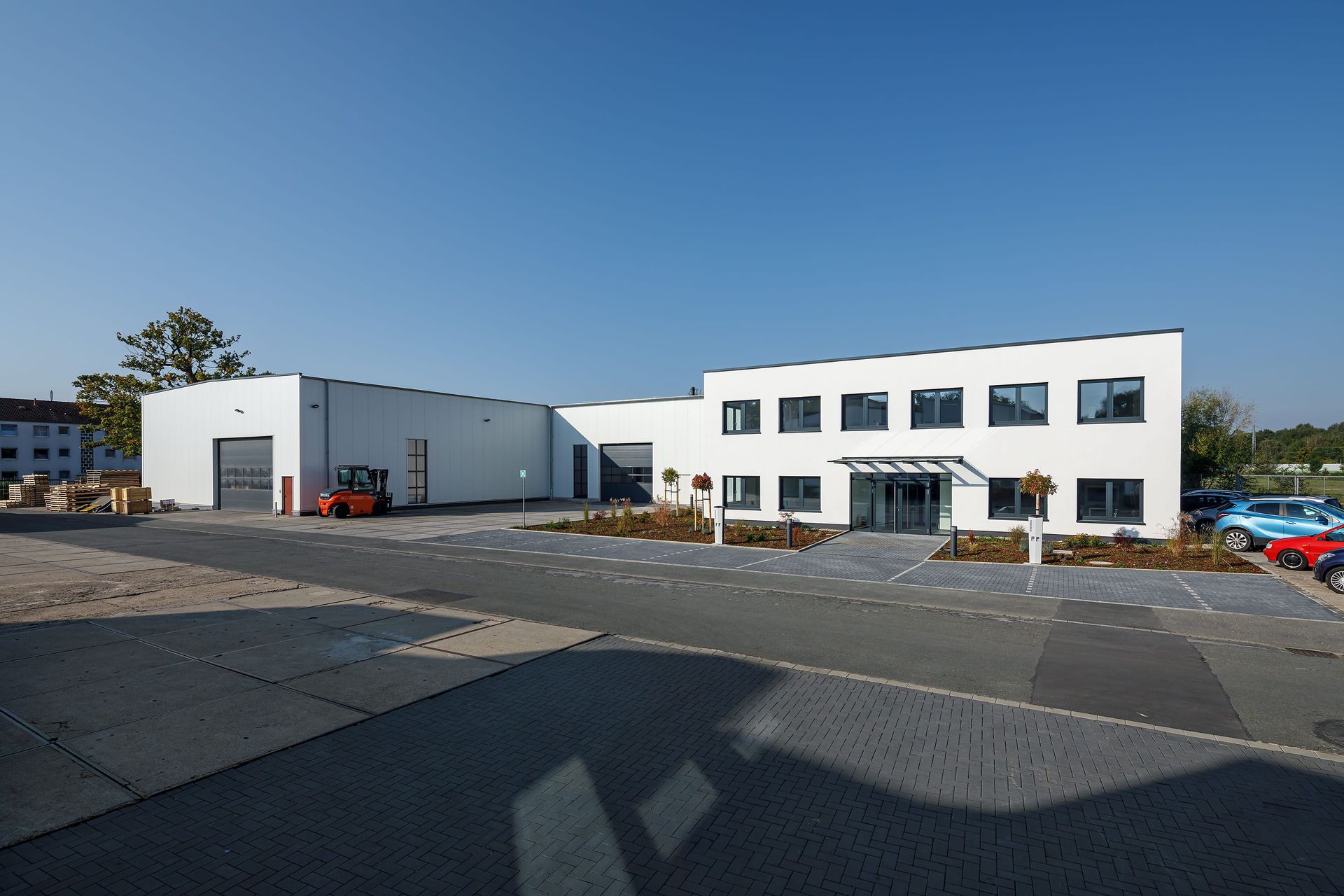 Krampe GmbH & Co. KG in Hamm, Nordrhein-Westfalen- Außenansicht des Erweiterungsbaus mit Montagehalle und angeschlossenen Bürogebäuden